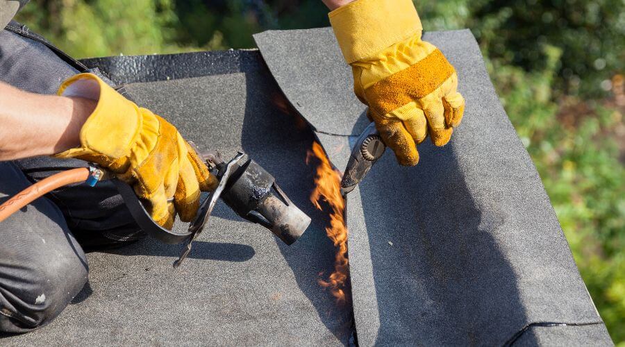 Professional gutter cleaning in Lansing, IL